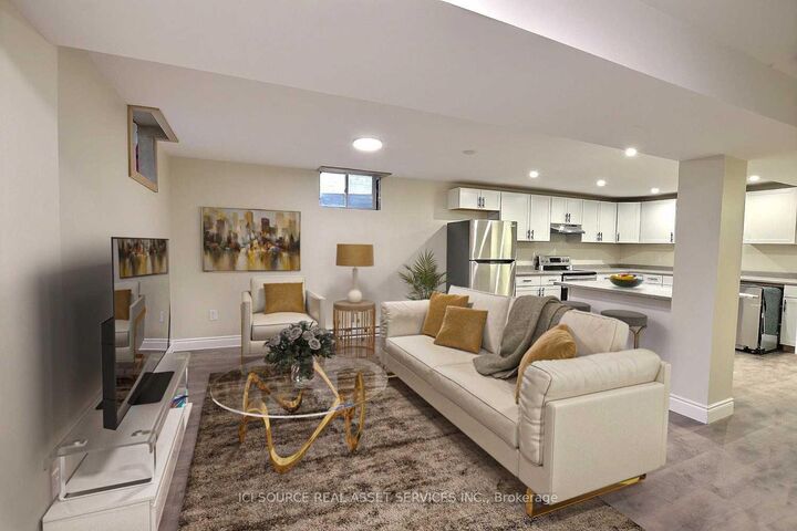 Property Photo: 68 Red Oak Drive Unit B ON L4N 9M5