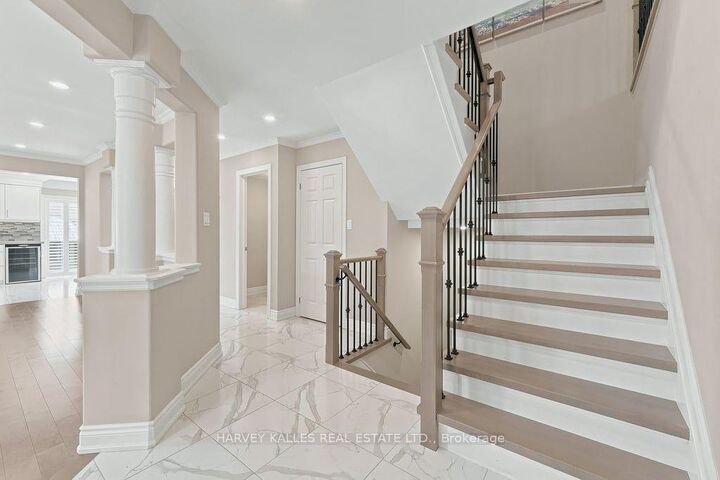 Property Photo: 2033 Redstone Crescent ON L6M 5B2