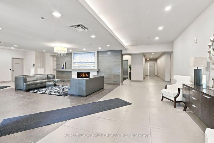Property Photo:  90 Charlton Avenue W 201  ON L8P 0B4 