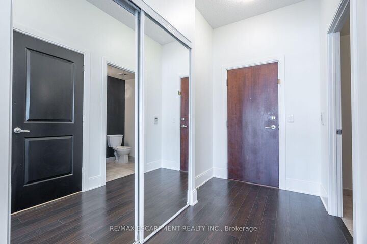 Property Photo:  330 Burnhamthorpe Road Ph5  ON L5B 0E1 