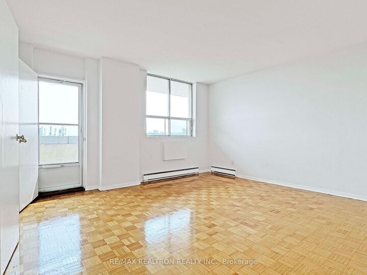 Property Photo:  525 Eglinton Avenue E 900  ON M4P 2P6 