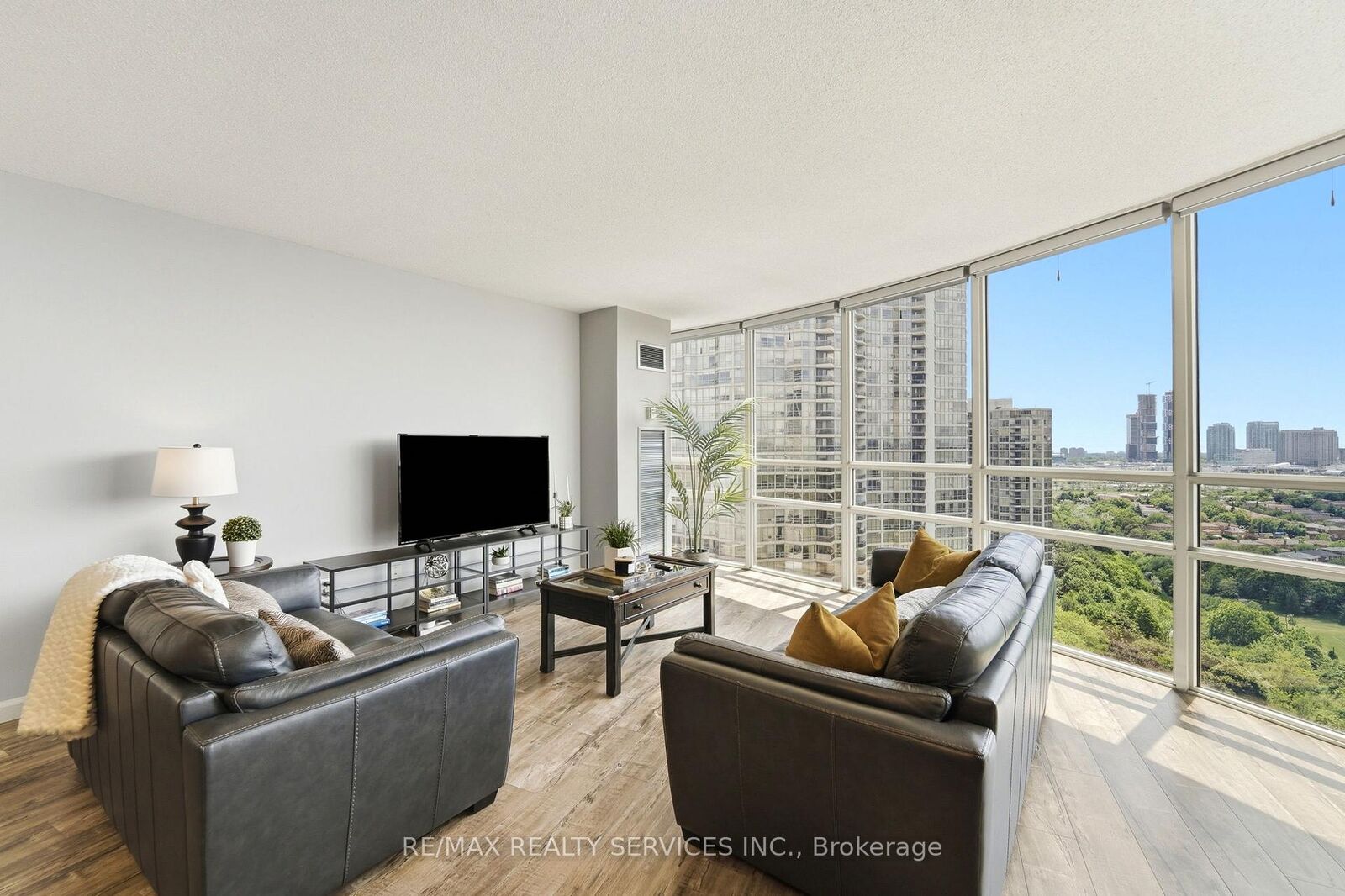 Property Photo: 50 Eglinton Avenue W 2007 ON L5R 3P5