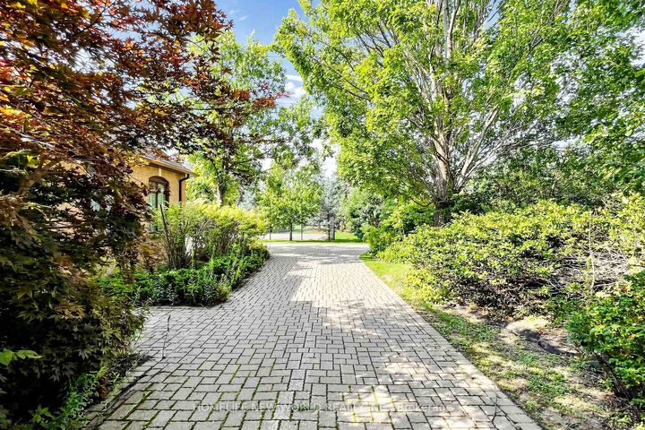 Property Photo: 27 Walnut Glen Place ON L6C 1A3