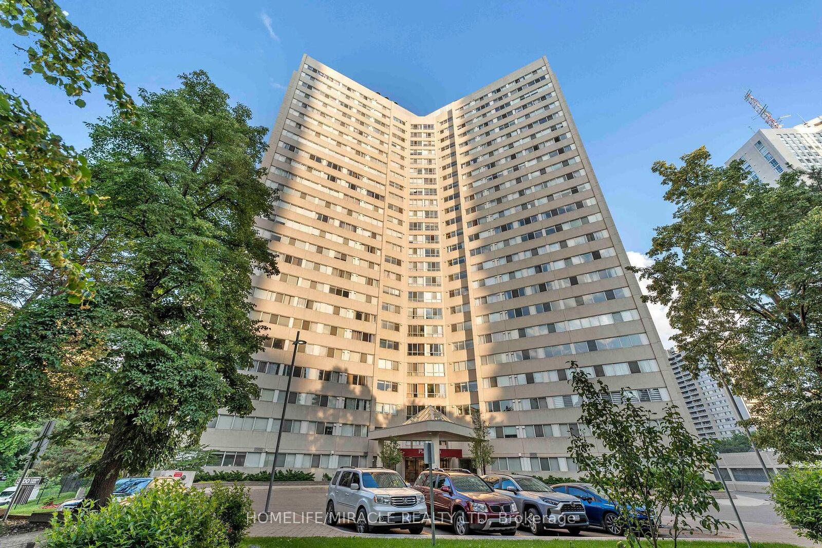 Property Photo:  3700 Kaneff Crescent N 202  ON L5A 4B8 