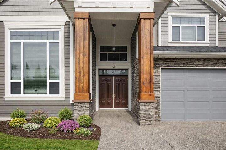 Property Photo: 32141 Hillcrest Avenue BC V2V 1L3