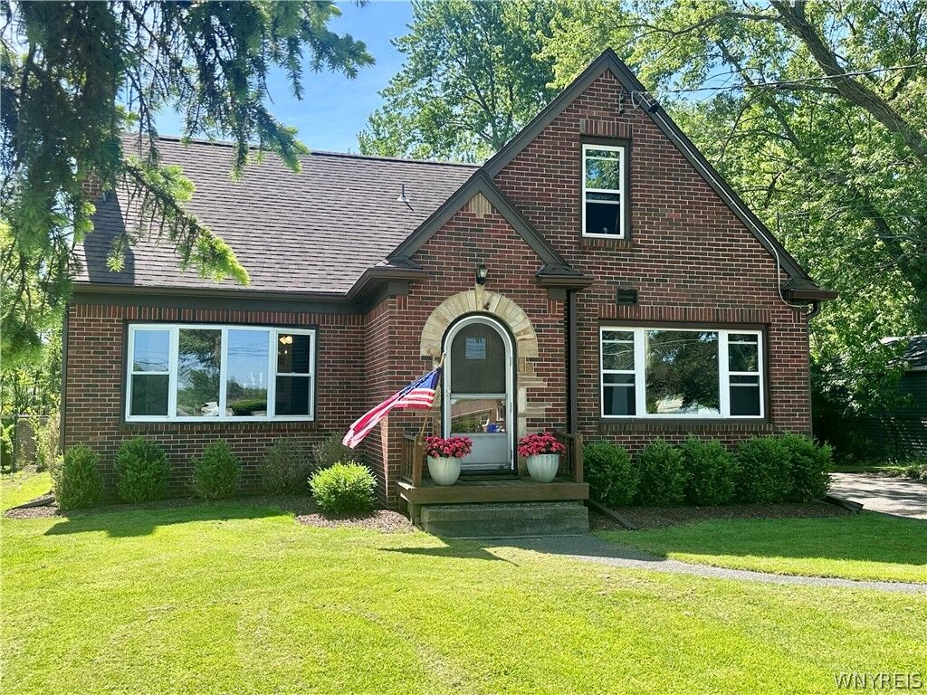 Property Photo:  2255 Berg Road  NY 14218 