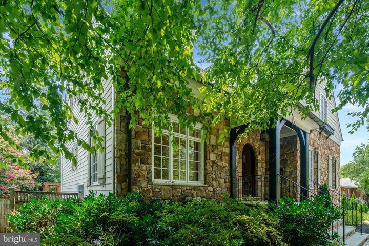 Property Photo: 3212 N Rochester Street VA 22213
