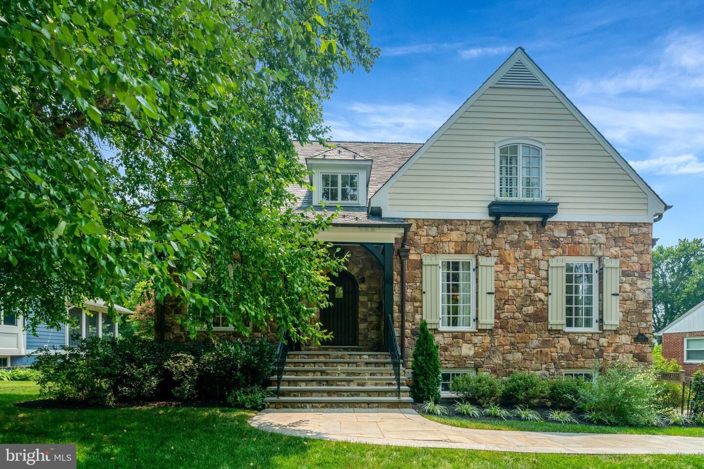 Property Photo: 3212 N Rochester Street VA 22213