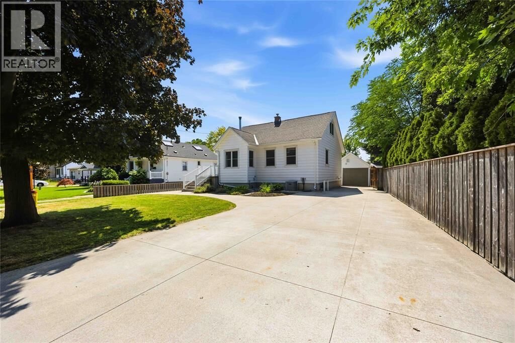 Property Photo: 1477 Baxter Avenue ON N7V 3N2
