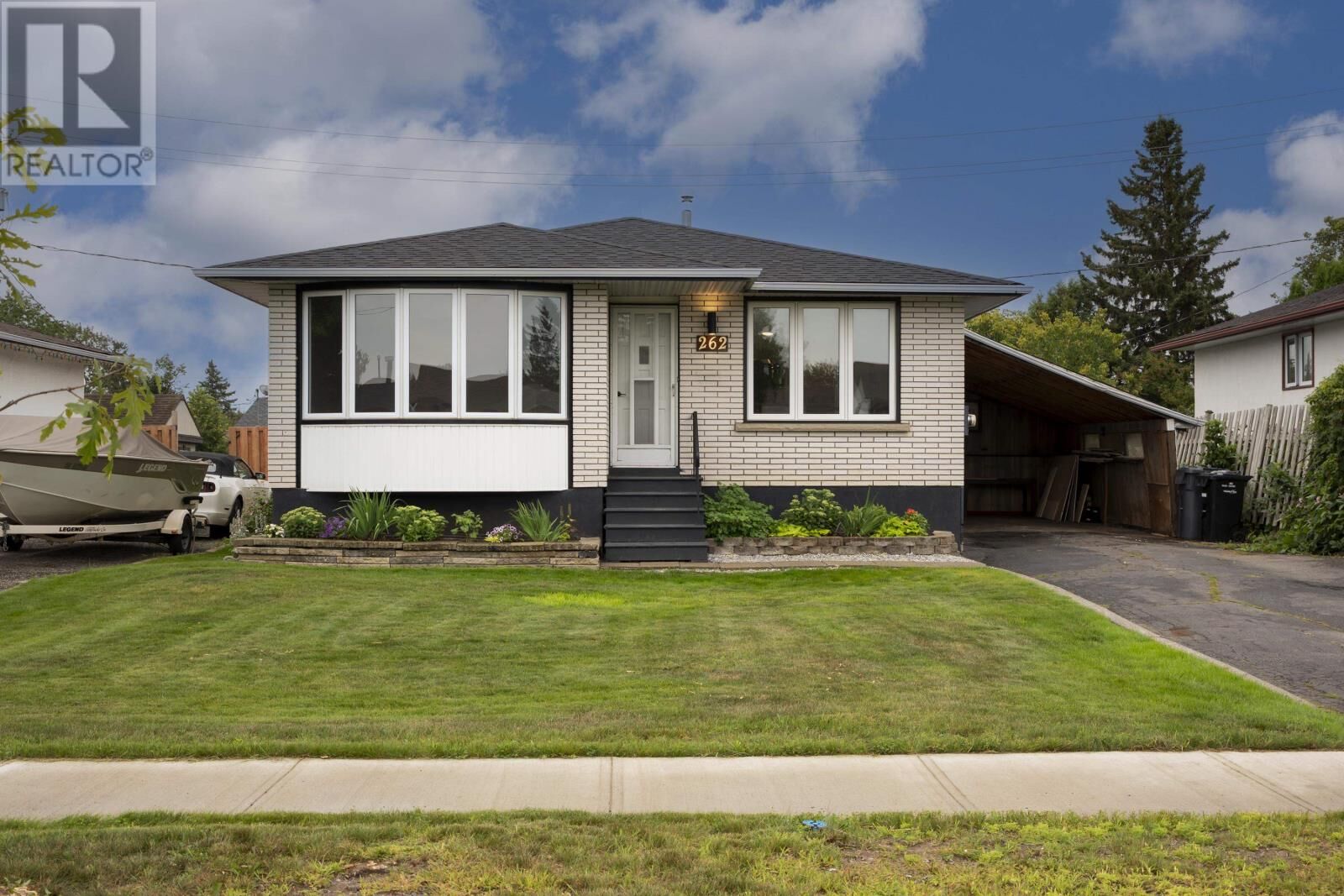 Property Photo:  262 Sheridan Cres  ON P7C 5M4 