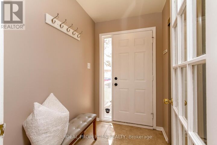 Property Photo: 39 Huntings End Avenue ON K2M 1R2