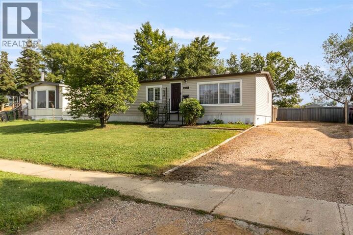 Property Photo:  4809 26 Street  SK S9V 1J1 