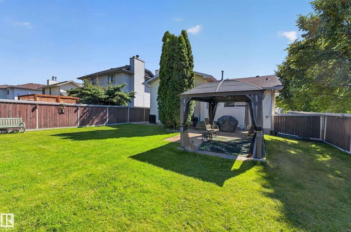 Property Photo: 2 Woodside Crescent AB T7X 3E5