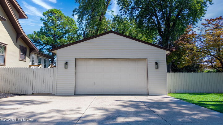 Property Photo:  1424 Cardinal Dr  KY 40213 