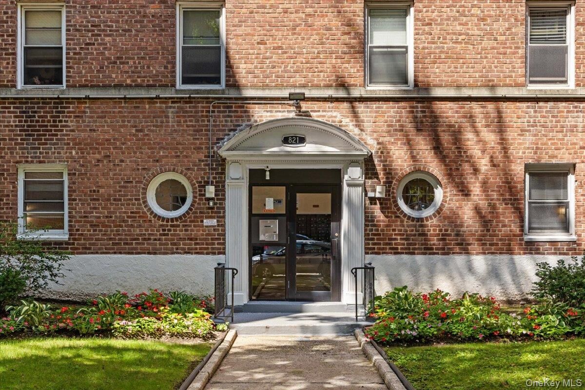 Property Photo:  821 Bronx River Road 4D  NY 10708 