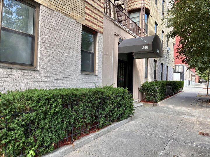 Property Photo:  340 East Mosholu Parkway S 2C  NY 10458 