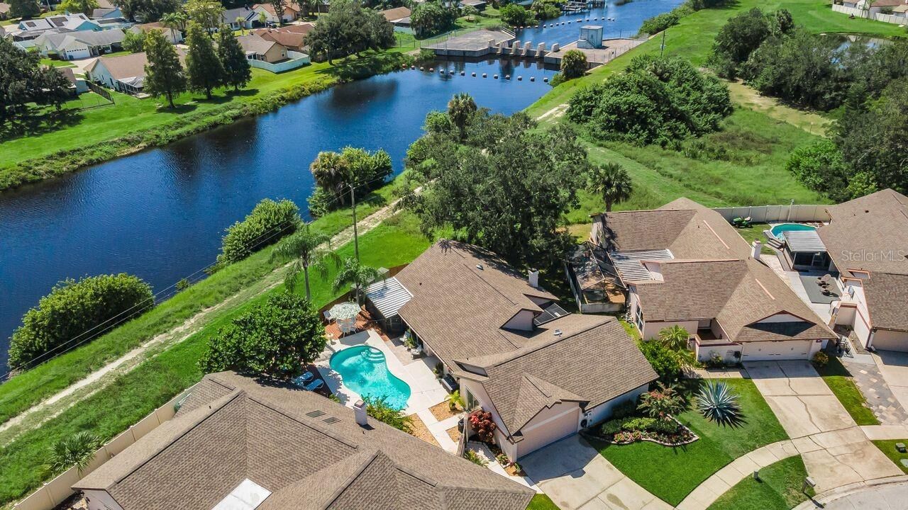 Property Photo:  6923 Silvermill Drive  FL 33635 