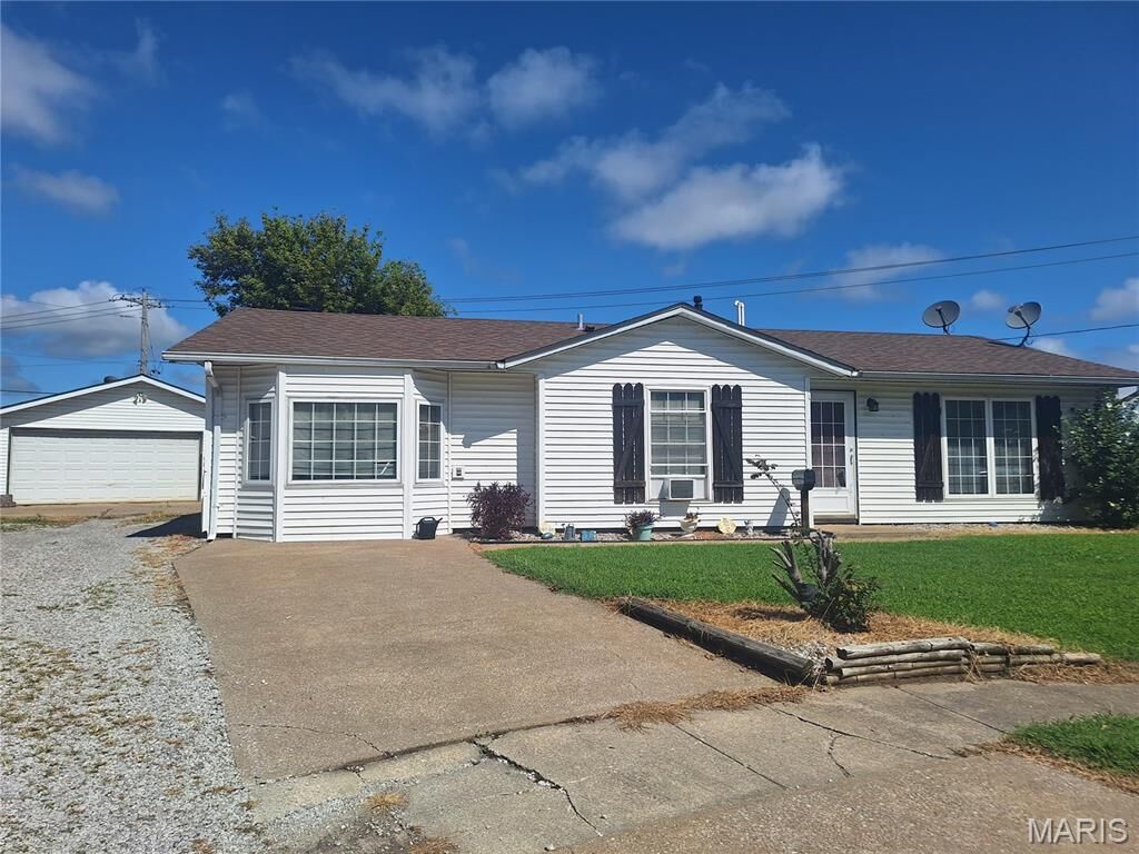 Property Photo:  6 Watertown Circle  IL 62040 