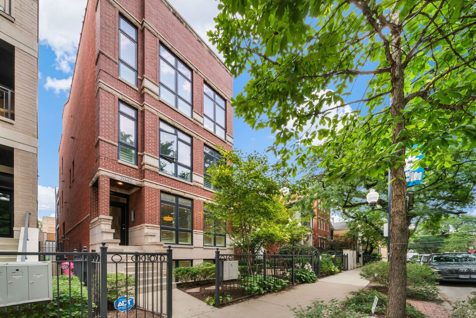 Property Photo:  2042 N Racine Avenue 101  IL 60614 