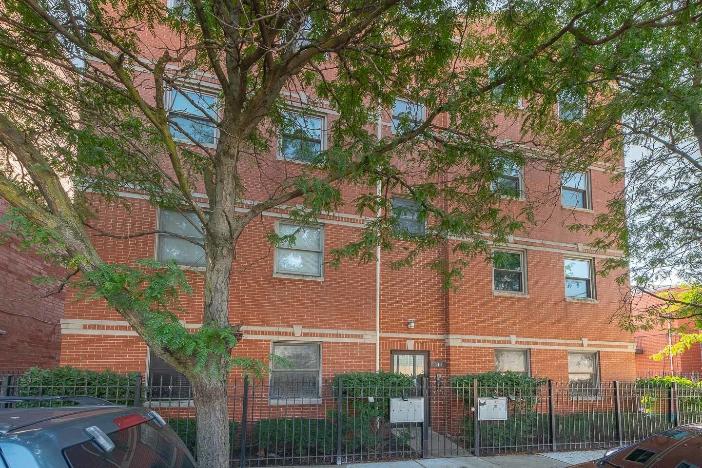 Property Photo: 519 S Maplewood Avenue 1W IL 60612