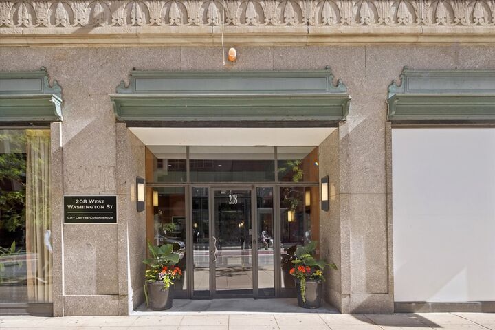 Property Photo:  208 W Washington Street 1813  IL 60606 