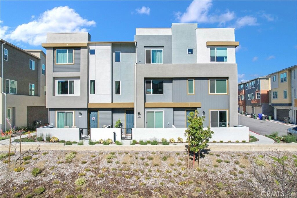 Property Photo: 27582 Manzanita Way CA 91381