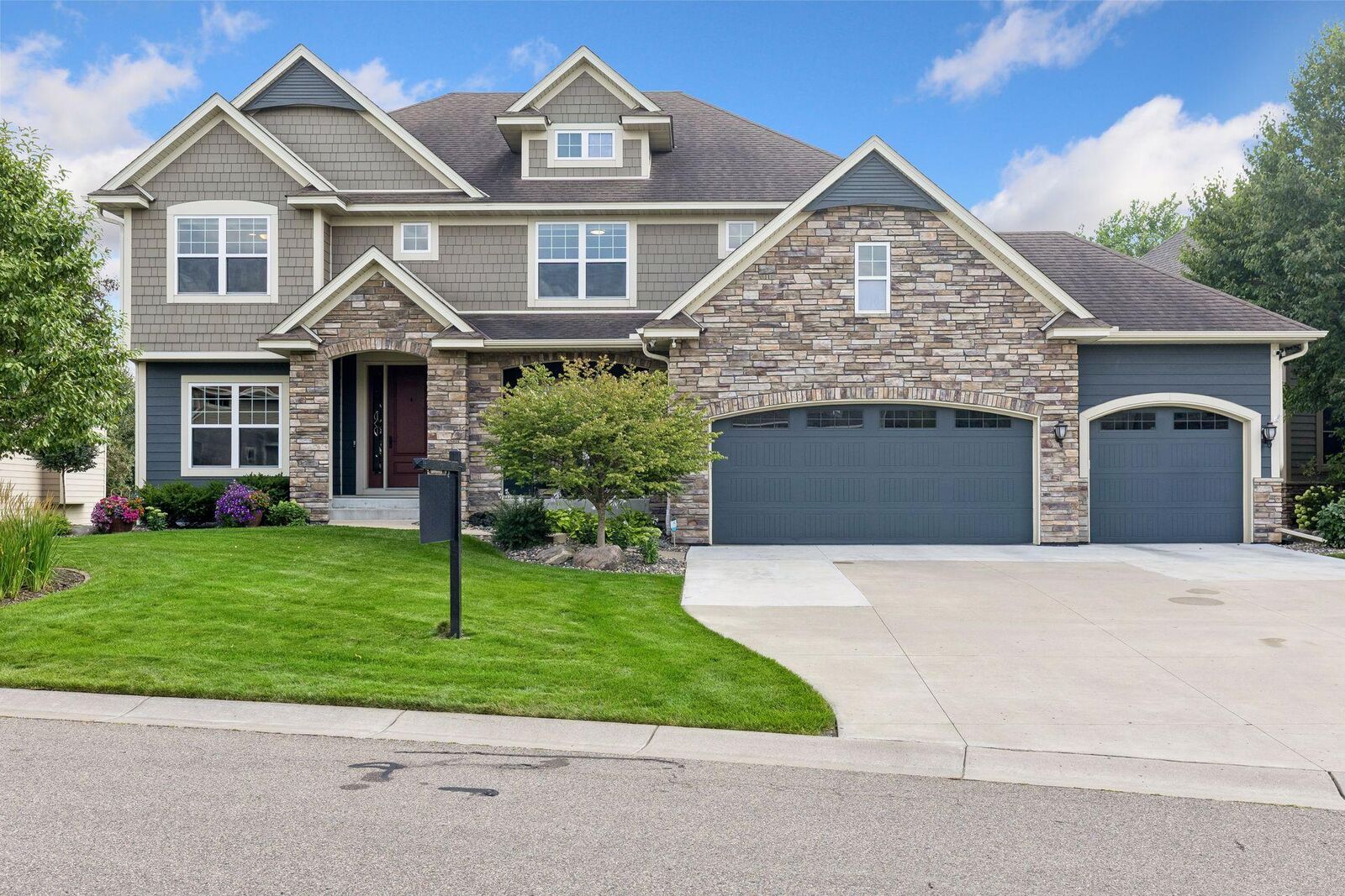 Property Photo: 16095 54th Avenue N MN 55446