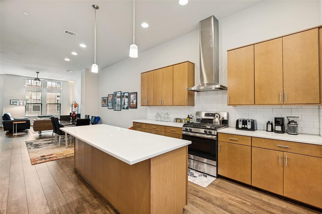 Property Photo: 1380 Branchwood Place TX 75215