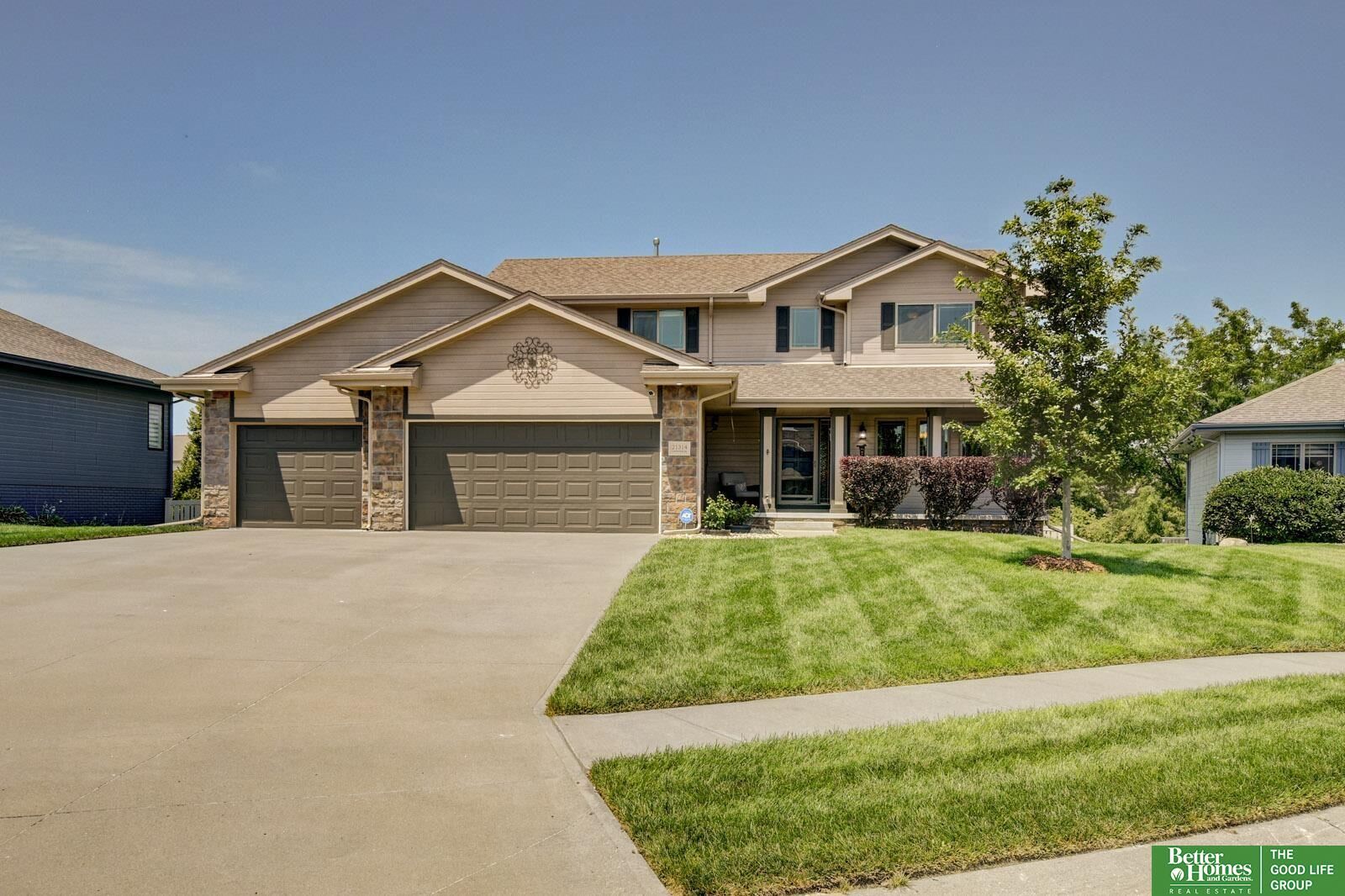Property Photo: 21314 Castlerock Lane NE 68028