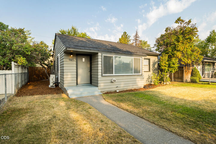 Property Photo: 947 SW 14th Street OR 97756