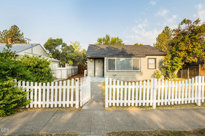 Property Photo:  947 SW 14th Street  OR 97756 