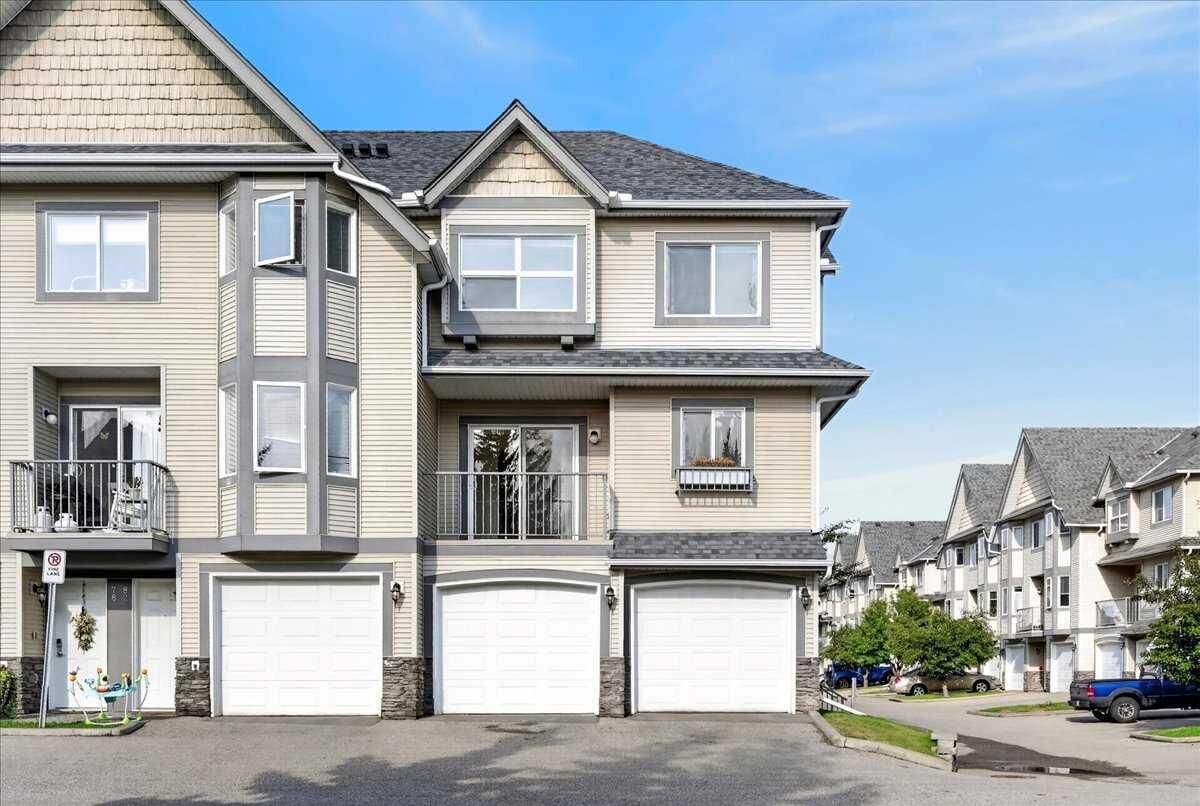 Property Photo:  86 Cedarwood Lane SW  AB T2W 6J3 