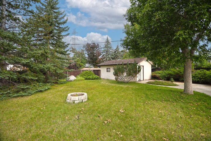 Property Photo:  93 Winslow Crescent SW  AB T3C 2R3 