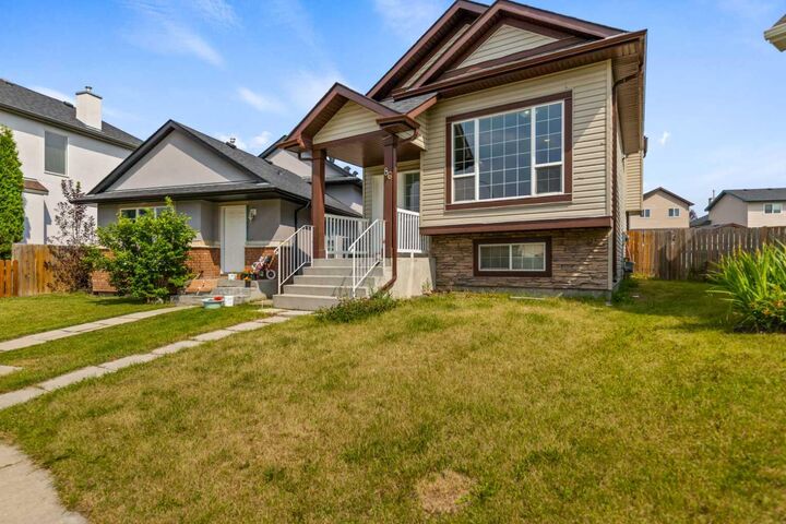 Property Photo:  86 Saddlemont Close NE  AB T3J 4V1 