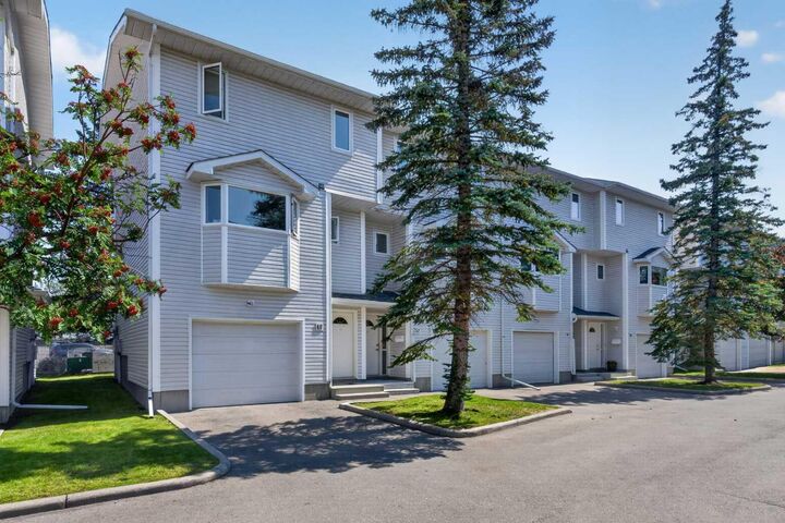 Property Photo: 52 Glenbrook Villas SW AB T3E 7E8