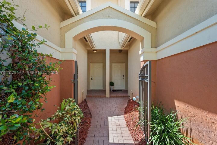 Property Photo:  3810 Tree Top Dr  FL 33332 
