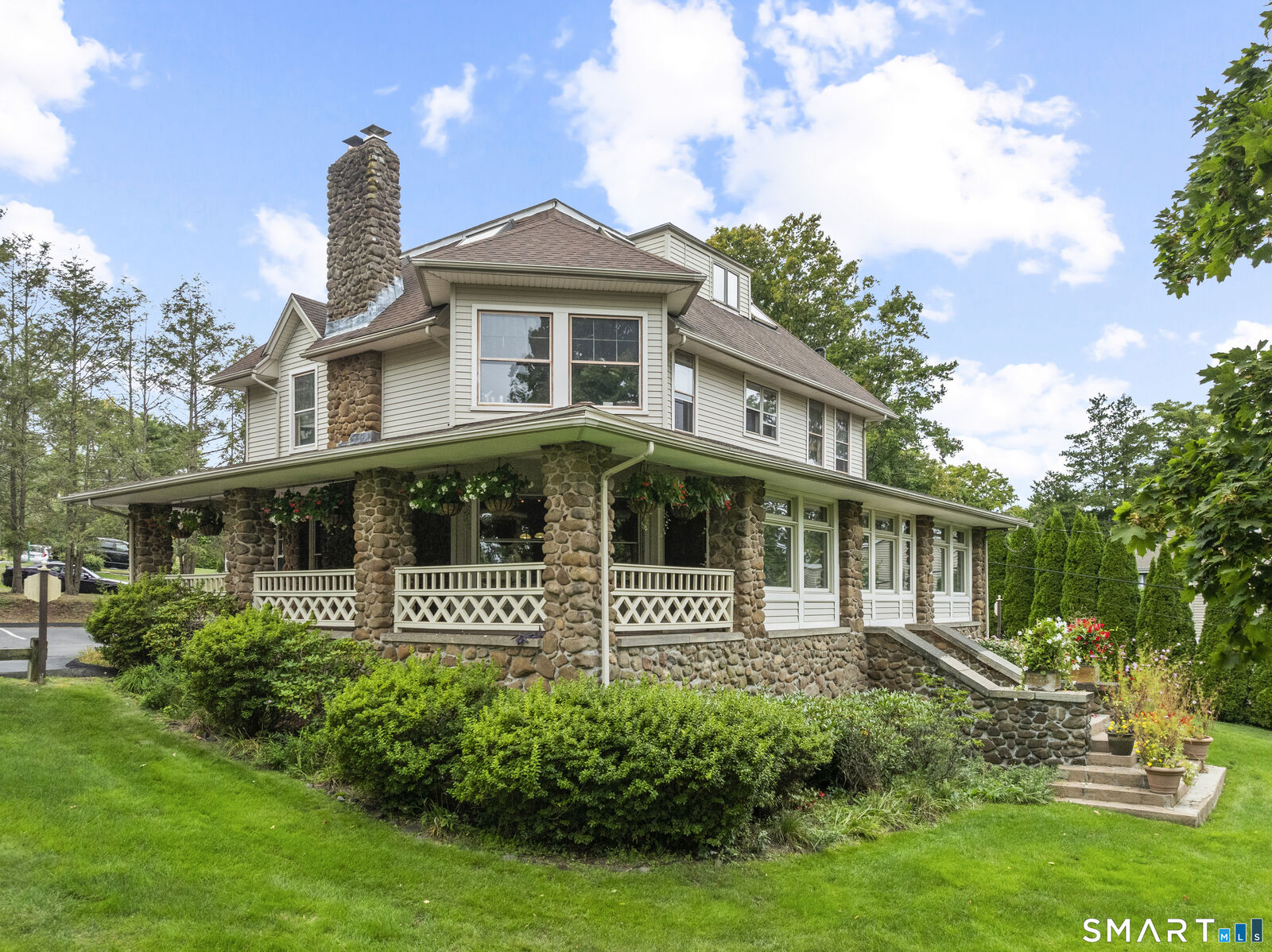 Property Photo:  2750 Whitney Avenue  CT 06518 