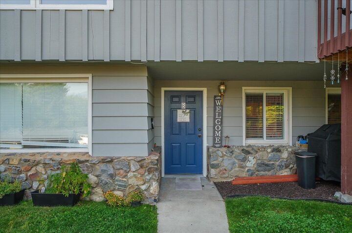 Property Photo: 1426 S McHenry Dr WA 99019