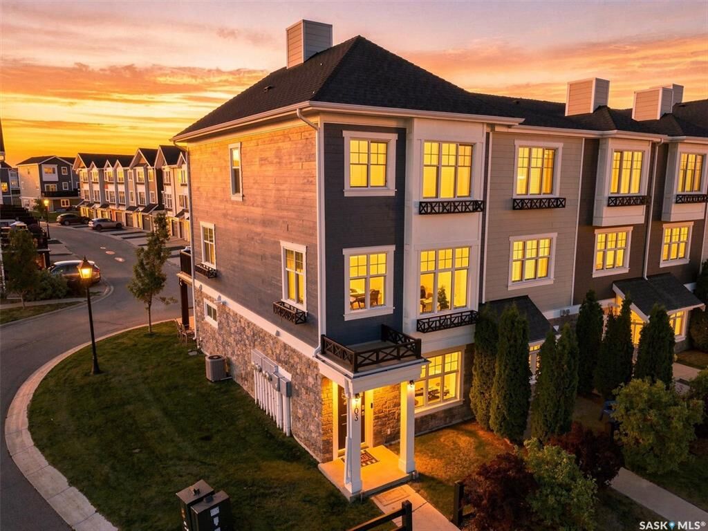 Photo de la propriété:  703 Meadows Boulevard  SK S7V 0L3 