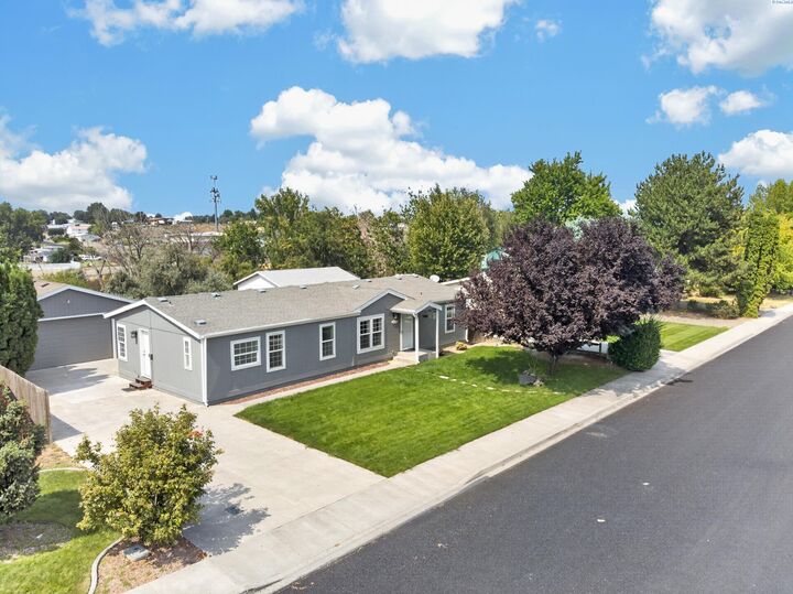 Property Photo:  2426 S Dennis St  WA 99337 