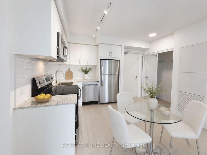 Property Photo:  4010 Eglinton Avenue W 1522  ON M9A 0G5 