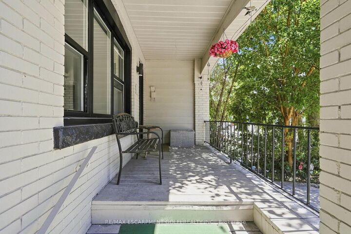 Property Photo:  463 Dunsmure Avenue  ON L8L 1X4 