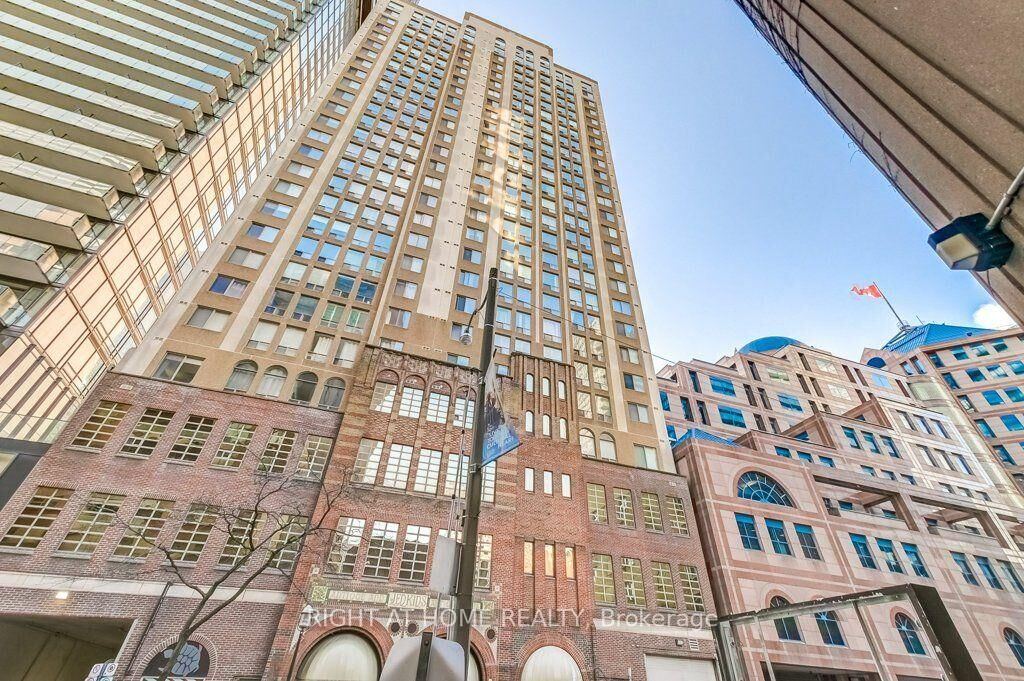 Property Photo: 25 Grenville Street Ph2 ON M4Y 2X5
