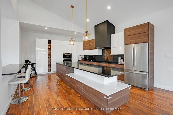 Property Photo: 716 North Shore Boulevard E ON L7T 1X6