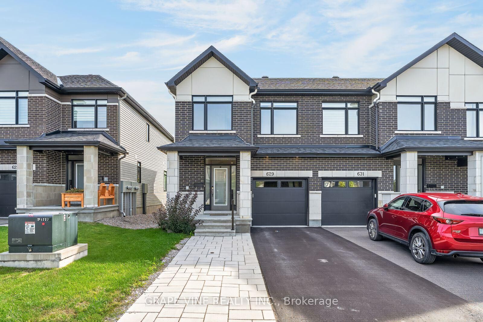 Property Photo: 629 Knotridge Street ON K1W 0N7