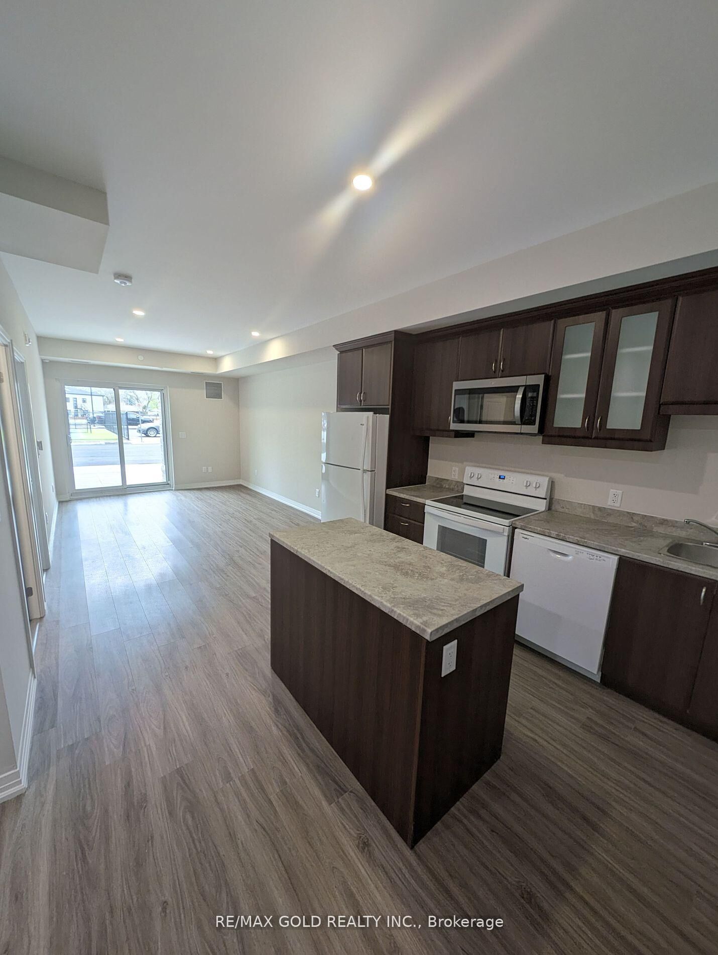 Property Photo:  50 Herrick Avenue 105  ON L2P 2T9 