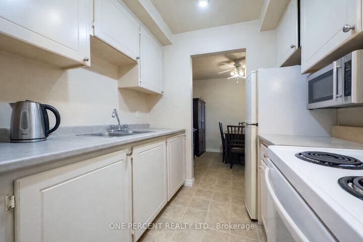 Property Photo:  25 College Street E 206  ON K8P 3A3 