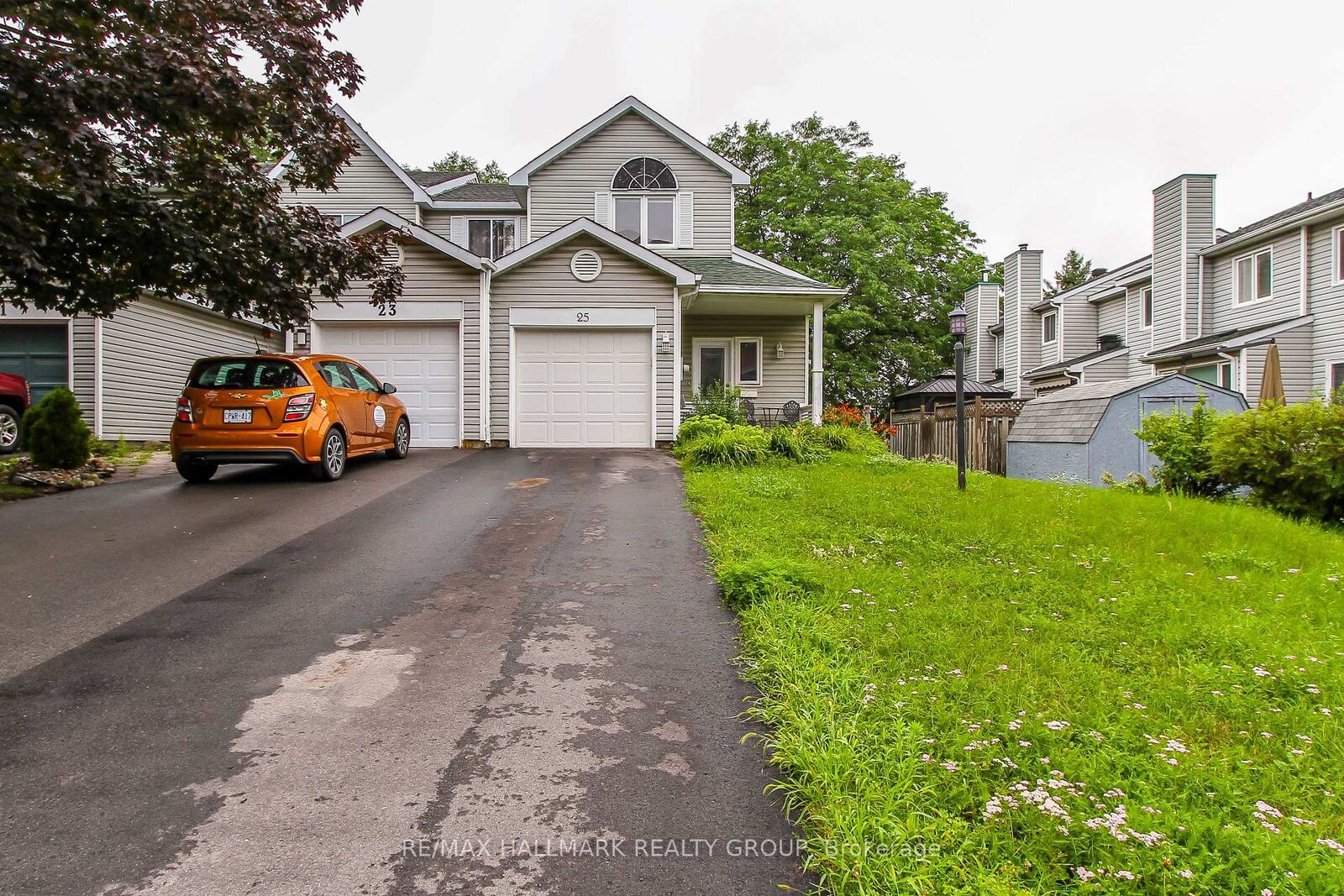 Property Photo: 25 Wildpine Court ON K2S 1C6