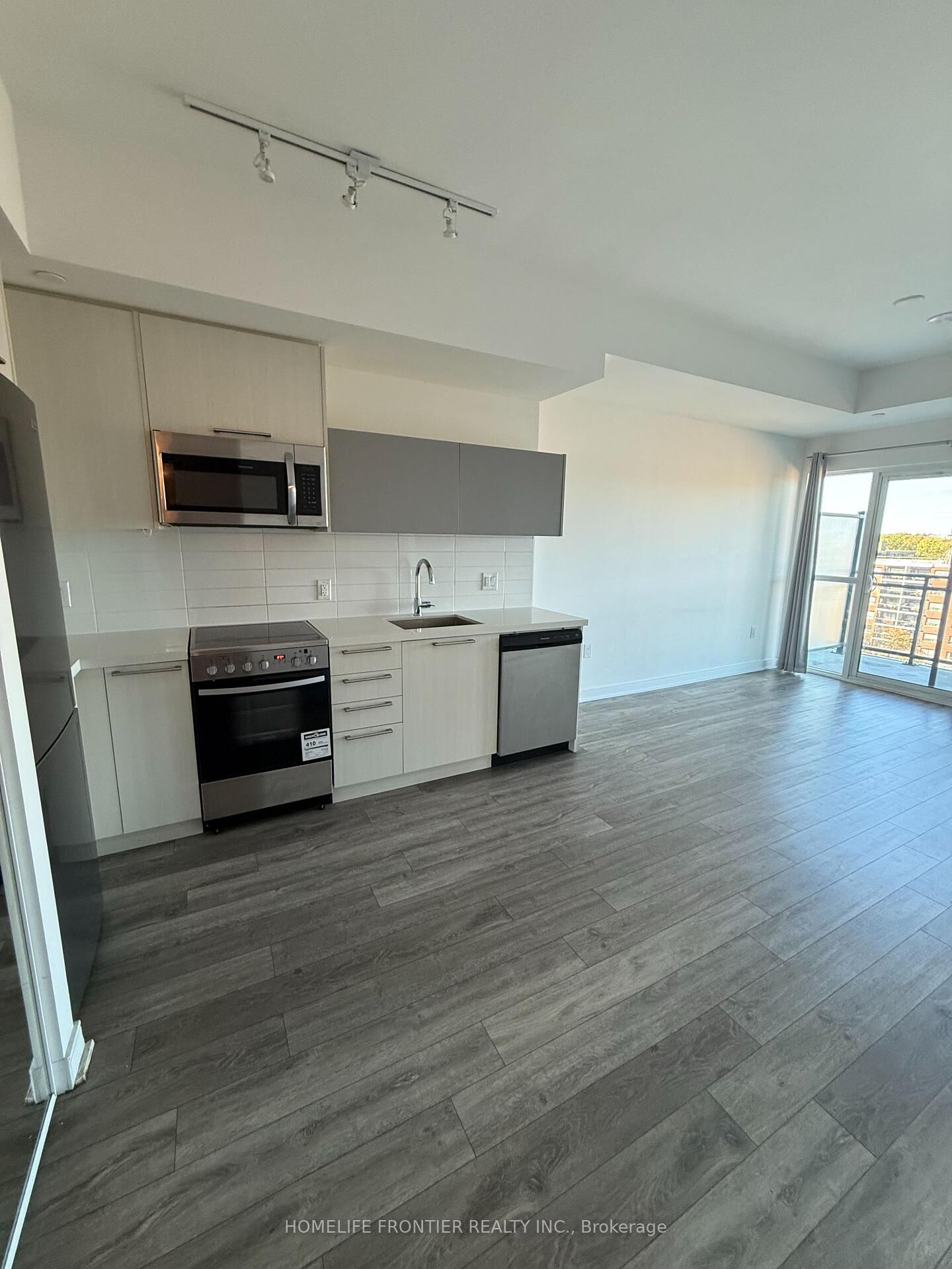 Property Photo:  25 Neighbourhood Lane 909  ON M8Y 0C4 