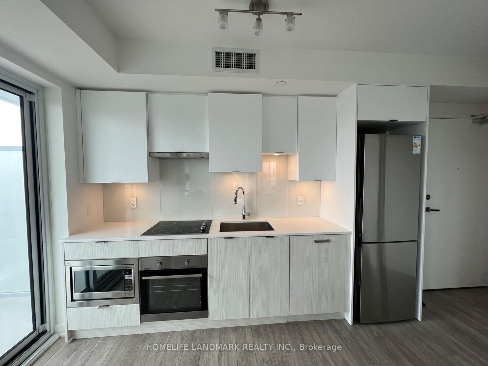 Property Photo:  99 Broadway Avenue 1903  ON M4P 0E3 